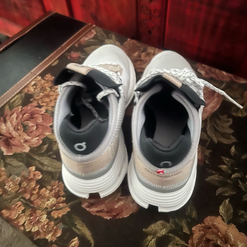 On Cloud Running women’s Sneakers in Gray and White